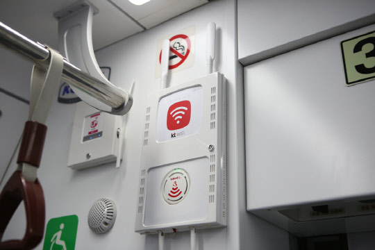 코레일은 9월말 부터 수도권 광역전철을 대상으로 지금보다 2∼3배 빠른 무선 인터넷서비스를 즐길 수 있는 서비스를 제공한다.  코레일 제공